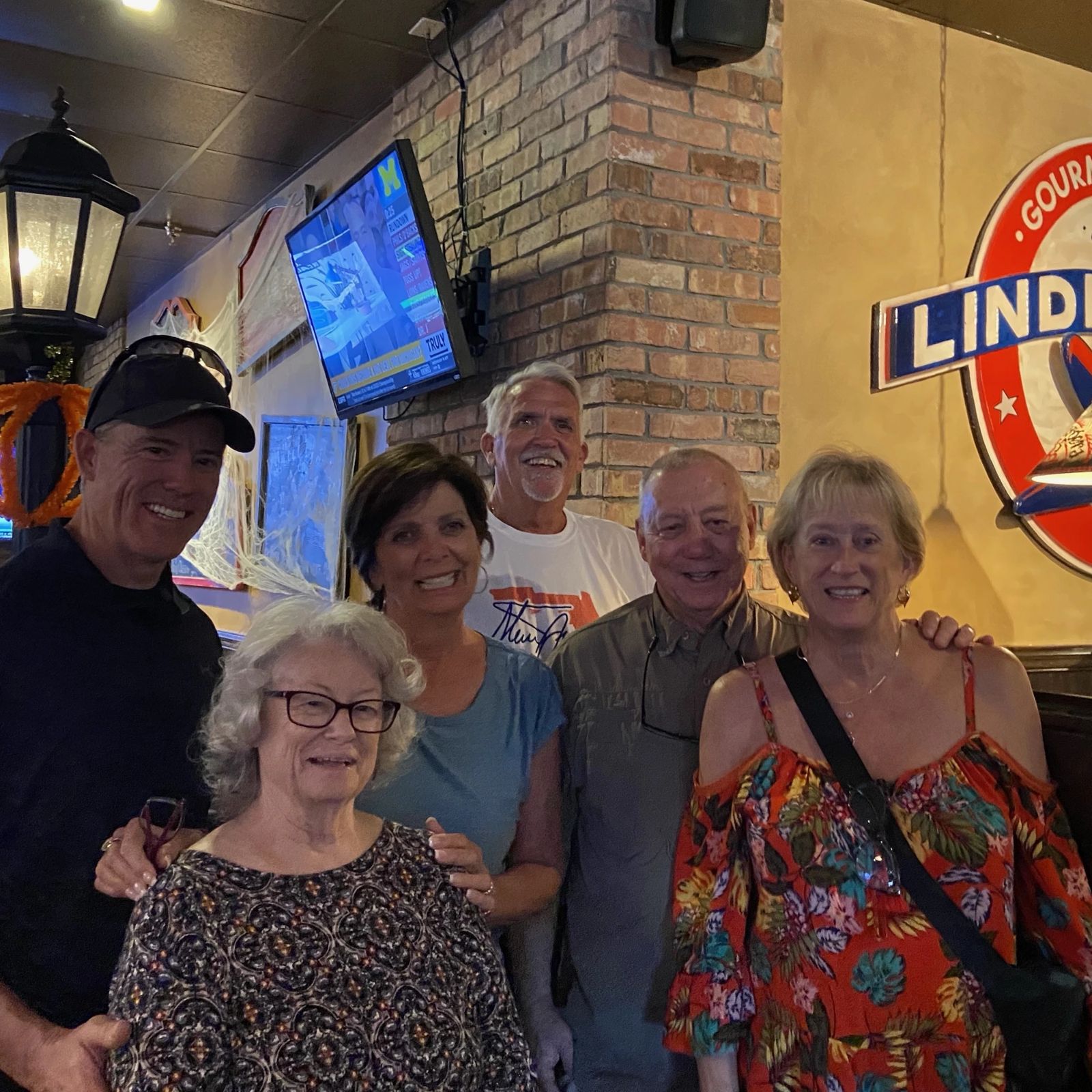 A group of supporters posing under the Lindburgers sign